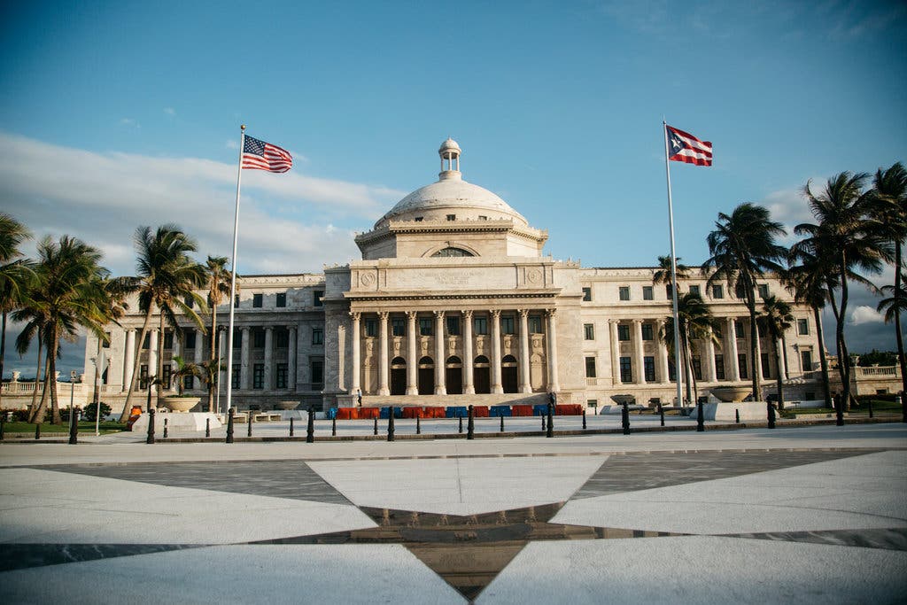 Puerto Rico afronta la mayor reestructuración de deuda municipal de la historia de EE.UU. tras aprobar la Justicia su plan