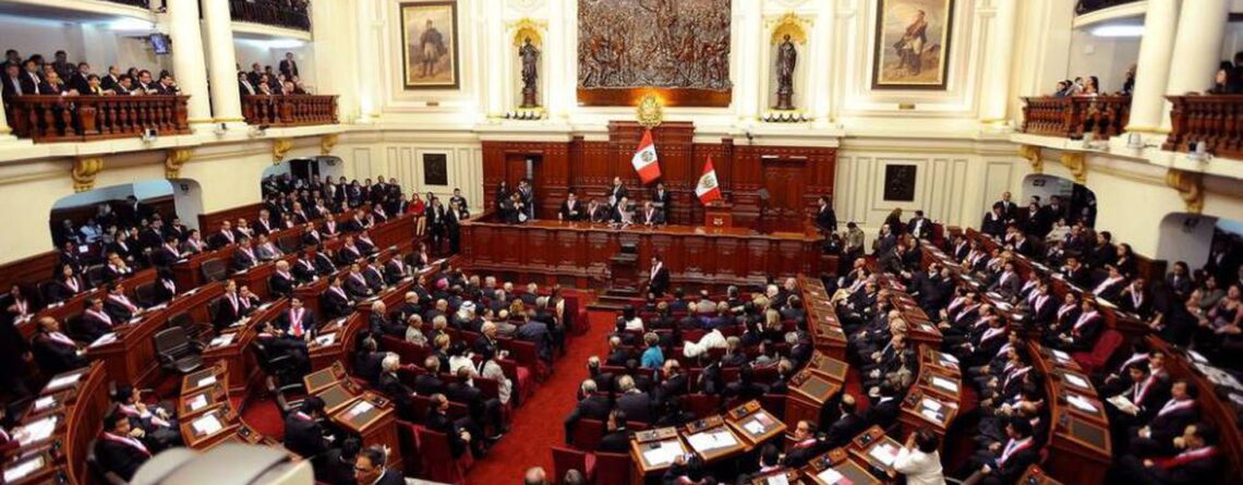 Perú. Bajo presión, Congreso Perú contempla retiro US$8.000M pensiones