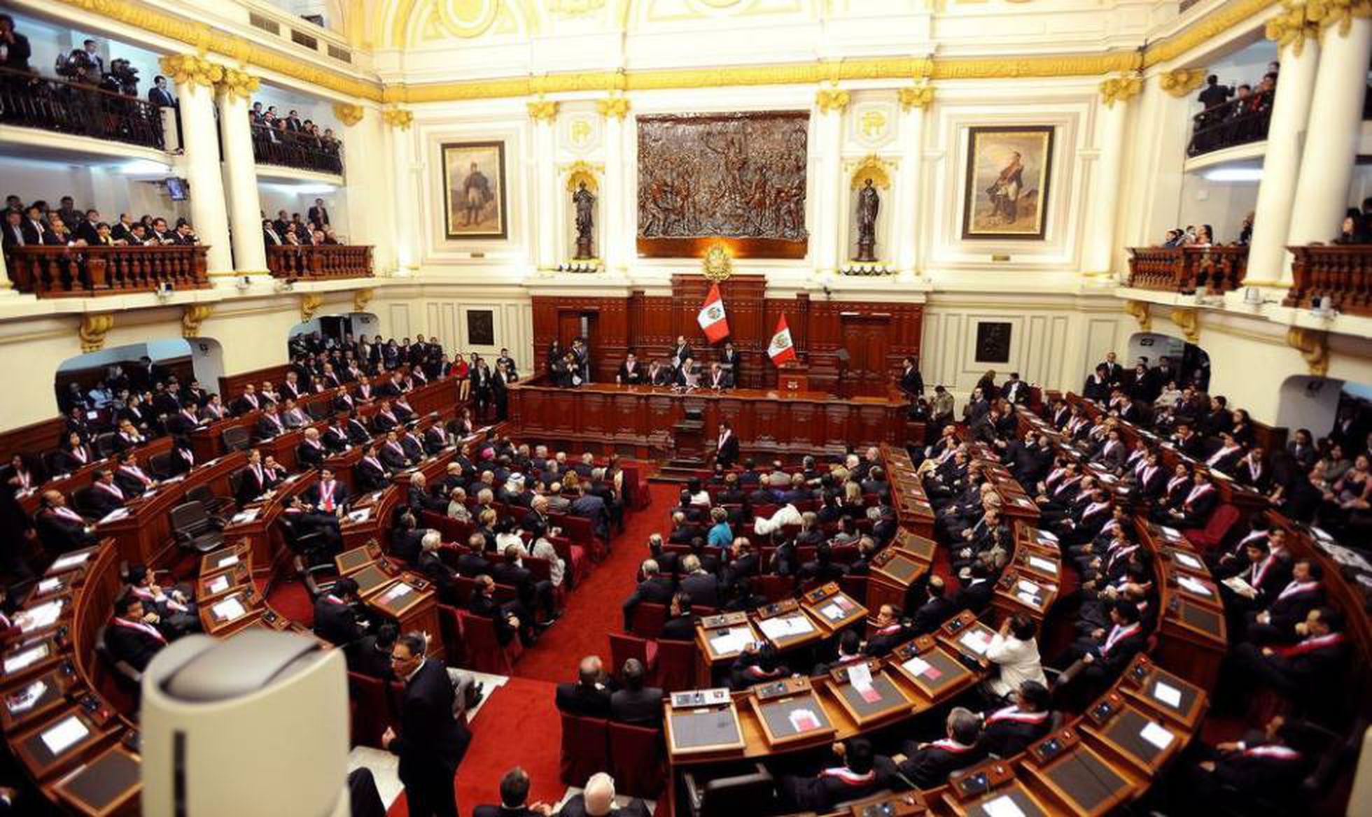 Perú. Bajo presión, Congreso Perú contempla retiro US$8.000M pensiones